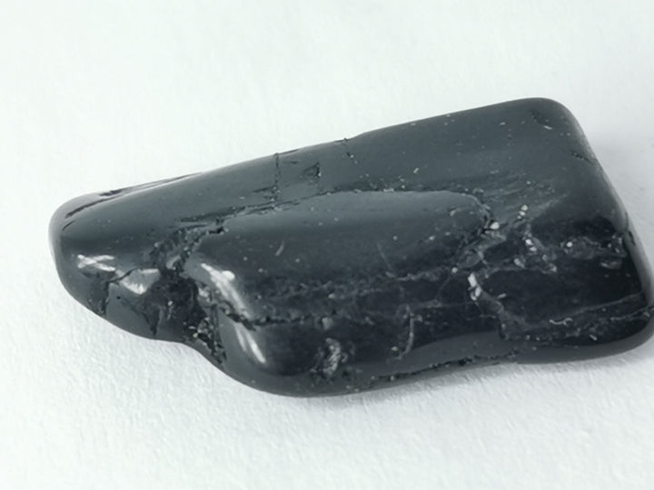 La pierre de l'Ange de la Transformation : La tourmaline noire (pierre roulée)